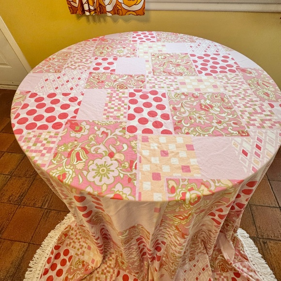 Vintage 1970s bedspread, pink faux patchwork print, fringed, full size bed - Picture 3 of 10